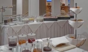 Petit-déjeuner buffet compris