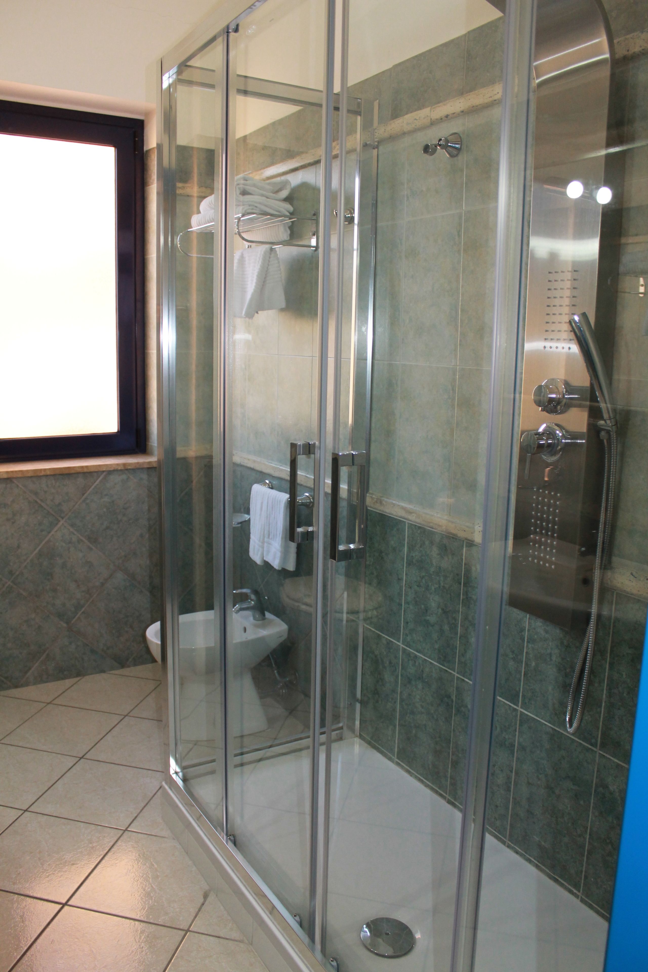 Quadruple Room | Bathroom shower