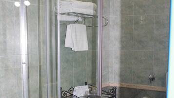 Dreibettzimmer | Badezimmer | Dusche, kostenlose Toilettenartikel, Haartrockner, Bidet