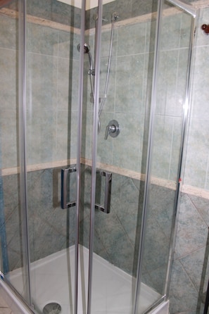 Tweepersoonskamer, voor 1 persoon | Badkamer met douche