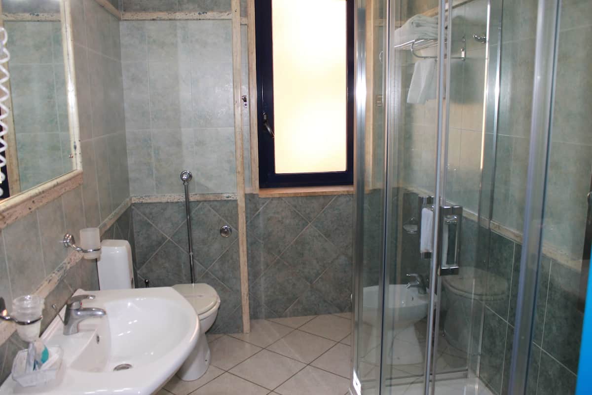 Shower, free toiletries, hair dryer, bidet