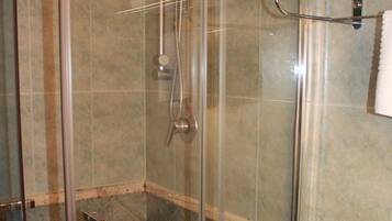 Shower, free toiletries, hair dryer, bidet