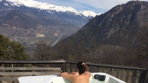 Outdoor spa tub - Bellevie BnB (Vex)