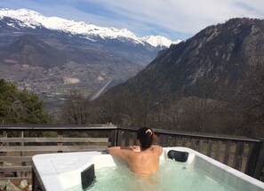 Outdoor spa tub