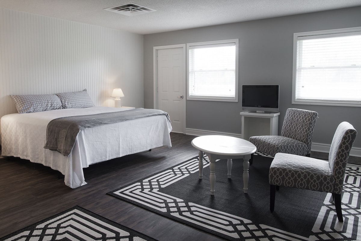 Suite, 1 kingsize-seng | Blendingsgardiner, strykejern/-brett og ekstrasenger (mot et tillegg)
