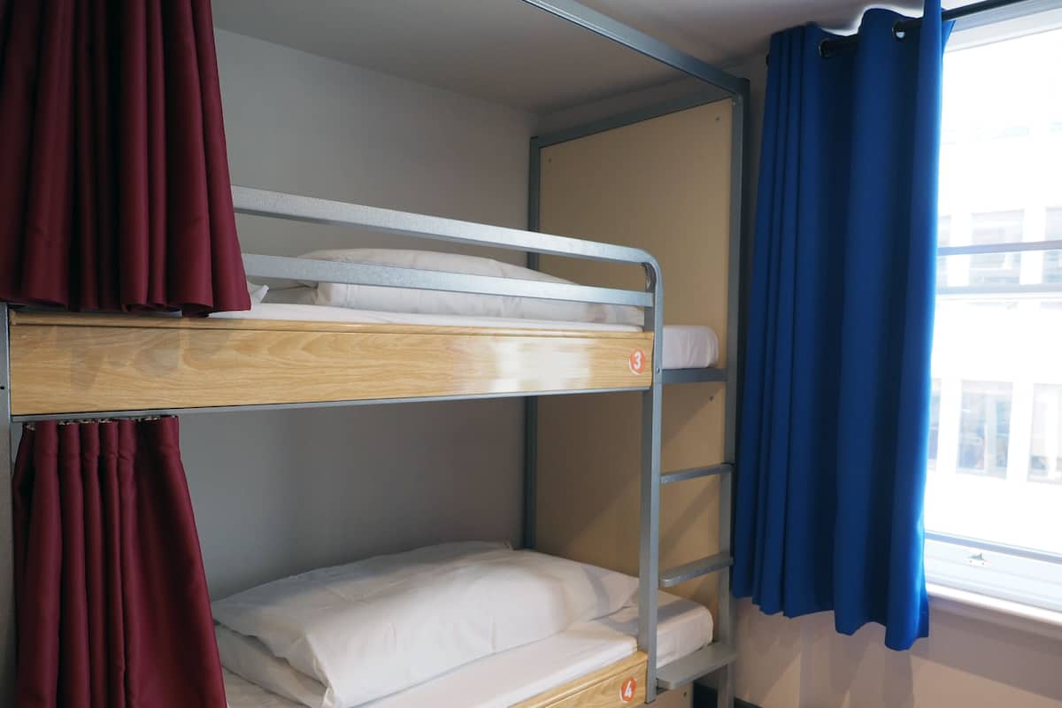 Bed in 4 Bed Mixed Dorm with Shared Bathroom | Een kluis op de kamer, gratis wifi