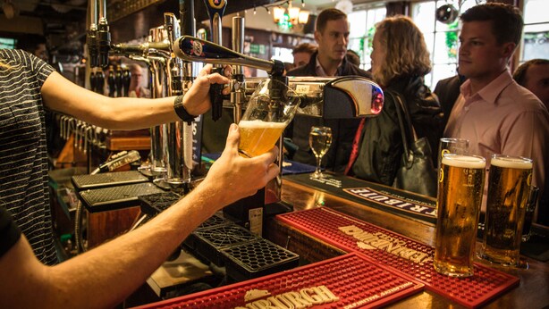 Un bar avec un robinet et des verres à bière.