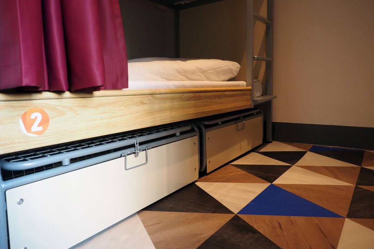 Private 4-bed dorm with shared bathroom | 客房内保险箱、免费 WiFi