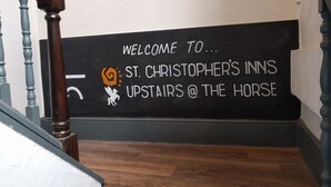 Une pancarte accueillant les clients de St. Christopher's Inns, à l’étage supérieur de l’établissement The Horse.