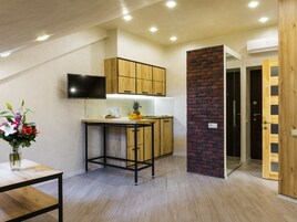 Comfort Studio | Private kitchenette | Electric kettle, griddle, cleaning supplies