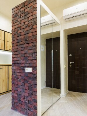 Comfort Studio | Hypo-allergenic bedding, in-room safe, individually decorated - CityApartments Kyiv Maidan (Kyiv)