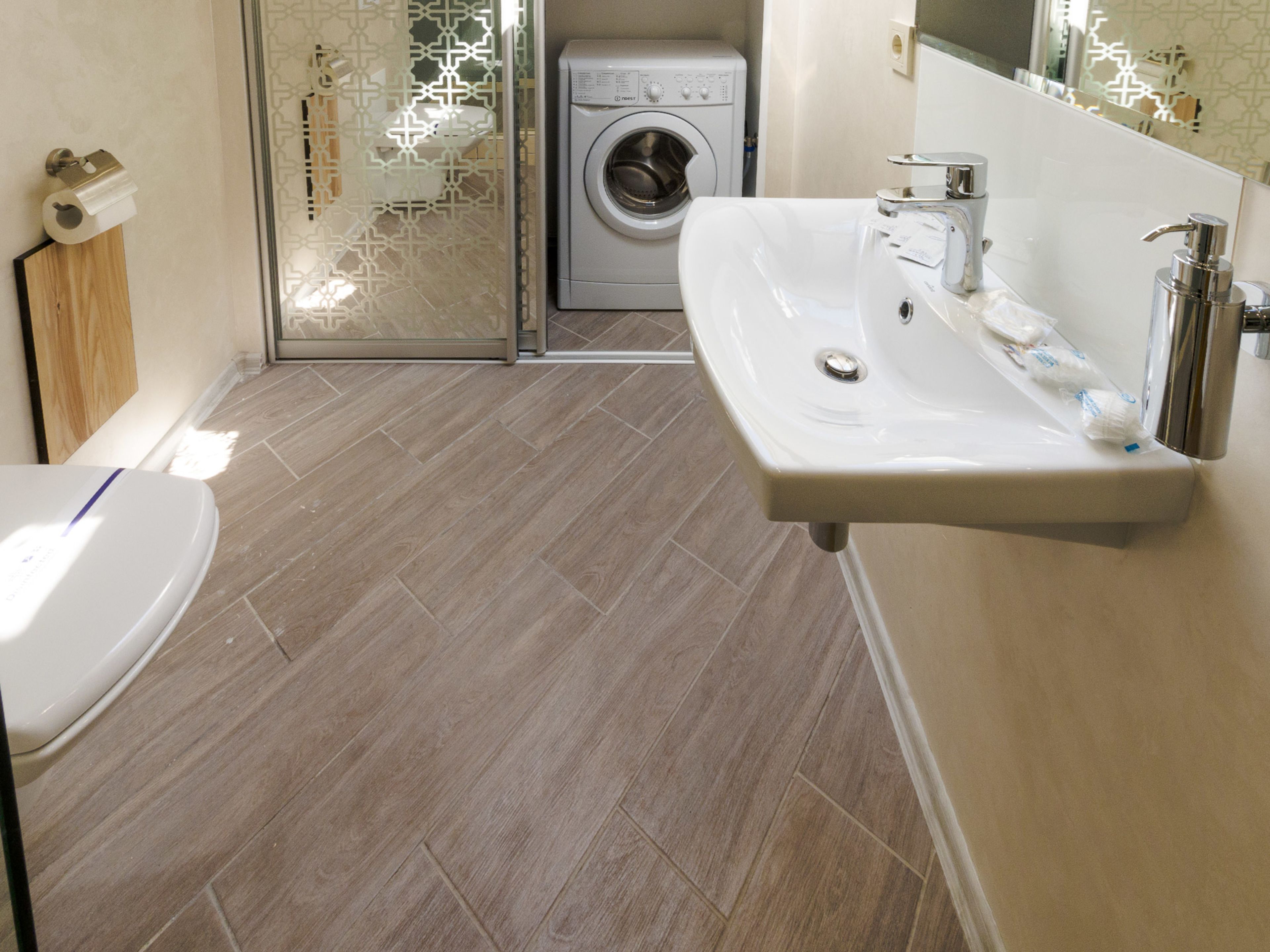 Comfort studio | Badkamer | Een douche, gratis toiletartikelen, een haardroger, pantoffels