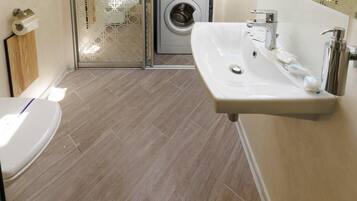 Comfort Studio | Bathroom | Shower, free toiletries, hair dryer, slippers