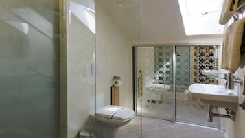 Studio Comfort | Kamar mandi | Shower, perlengkapan mandi gratis, pengering rambut, dan sandal