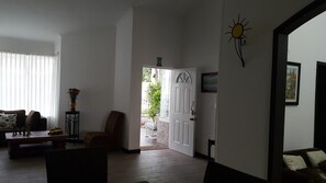 42-inch LED TV with cable channels, TV - Hospedaje Solymar Islas (San Andrés)