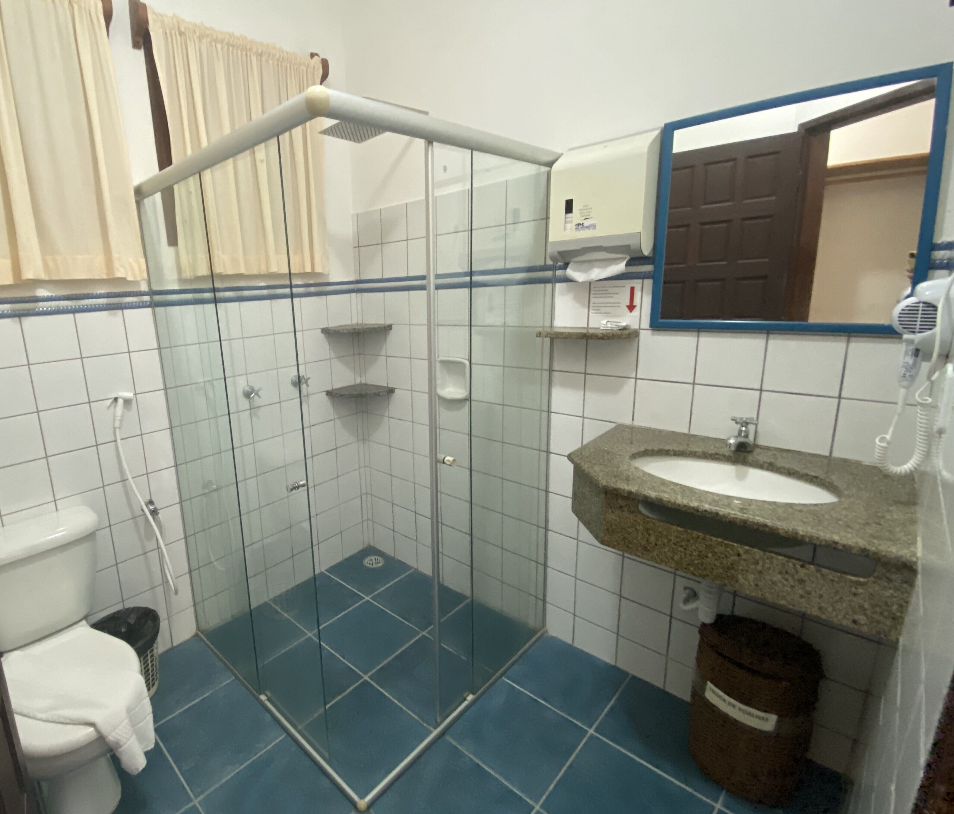 deluxe room, 1 bedroom, pool view, garden area (double / casal) | bathroom | shower, towels, soap, shampoo