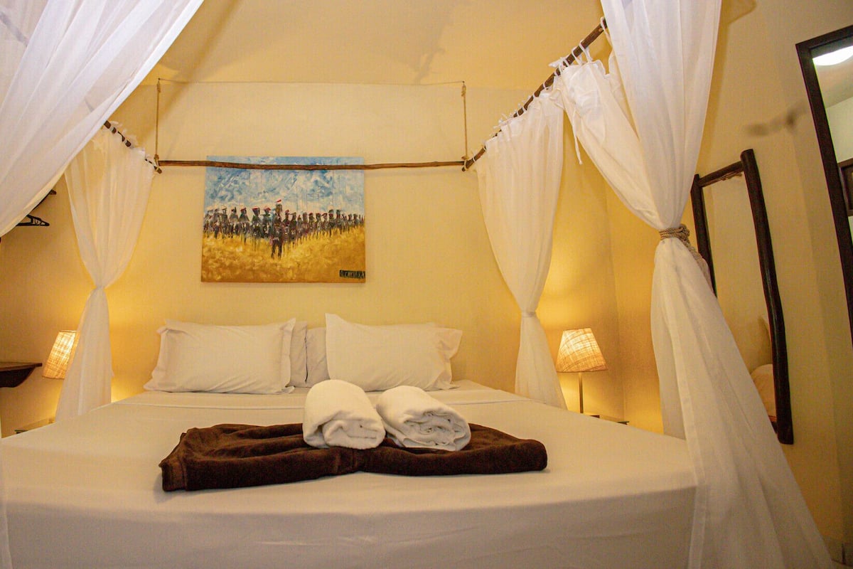 Minibar, free WiFi, bed sheets