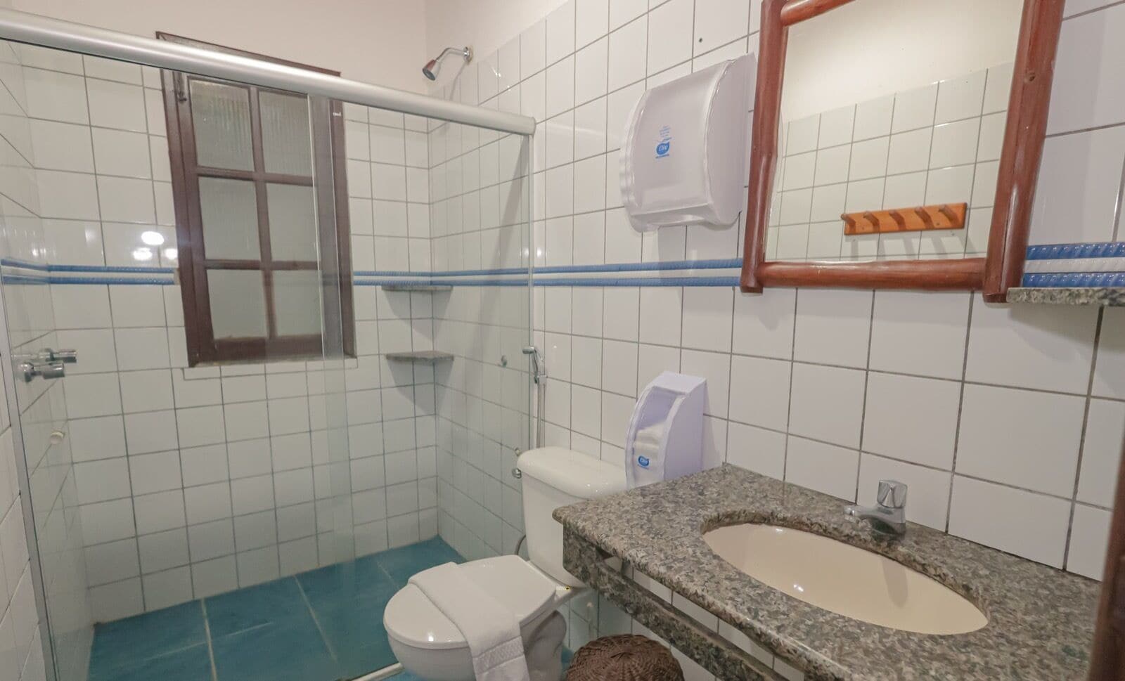 quarto conforto (3 pessoas) | bathroom | shower, towels, soap, shampoo