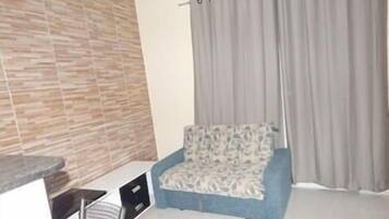 Apartamento família, 1 quarto, sacada | Área de estar | TV