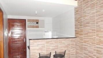 Refrigerador, horno, parrilla de estufa y utensilios de cocina