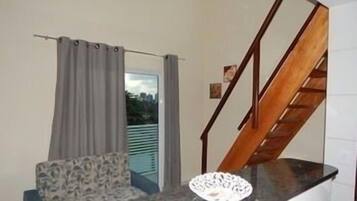 Apartamento família, 1 quarto, sacada | Área de estar | TV