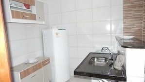Family Apartment, 1 Bedroom, Balcony | Private kitchenette | Fridge, oven, stovetop, cookware/dishes/utensils - Varandas Apart (João Pessoa)