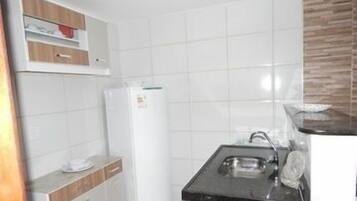 Apartamento família, 1 quarto, sacada | Cozinha americana privada | Geladeira, fogão, cooktop, talheres/pratos/utensílios de cozinha