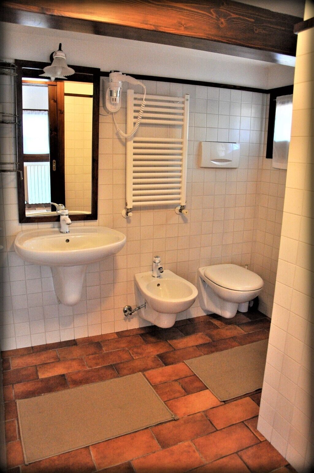 Ein Badezimmer mit Waschbecken, Bidet und Toilette.