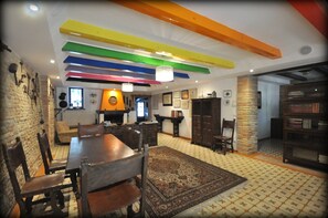 Family Apartment, 2 Bedrooms, Accessible, Connecting Rooms | Living room