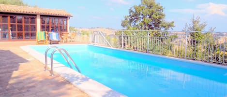 Una piscina al aire libre de temporada