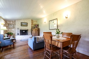 Interior - Baethge - Behrend (Fredericksburg)