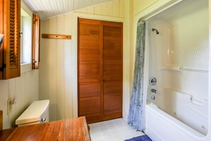 House (Baethge - Behrend) | Bathroom | Separate tub and shower, jetted tub, free toiletries, towels