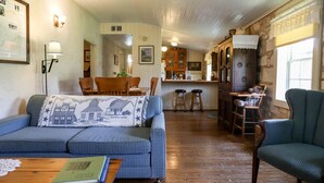 House (Baethge - Behrend) | Living room - Baethge - Behrend (Fredericksburg)