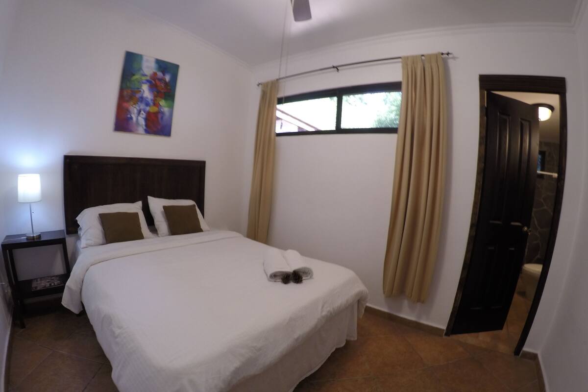 Bajo Mono Premium Double | Desk, free WiFi, wheelchair access