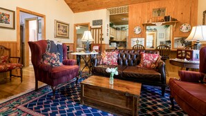 Unclassified image, 5 of 19, button - Crepe Myrtle Cottage (Fredericksburg)
