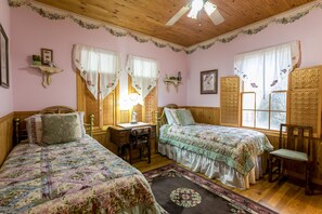 Cottage (Crepe Myrtle Cottage) | Iron/ironing board, free WiFi - Crepe Myrtle Cottage (Fredericksburg)