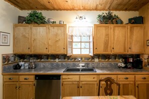 Cottage (Crepe Myrtle Cottage) | Private kitchen | Fridge, microwave, oven, stovetop - Crepe Myrtle Cottage (Fredericksburg)