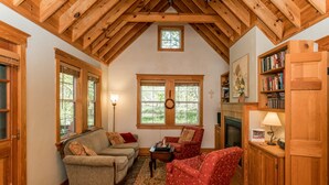 Standard Room, 1 King Bed (Your Hiding Place) | Living room - Your Hiding Place (Fredericksburg)