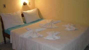 ميني بار وستائر تعتيم وواي فاي مجانًا وملاءات أسرّة