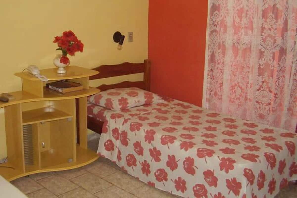 Een minibar, verduisterende gordijnen, gratis wifi, beddengoed