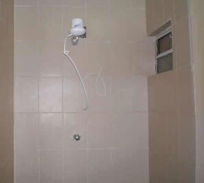 Shower, free toiletries, hair dryer, towels - Pirâmide Palace Hotel (Nobres)