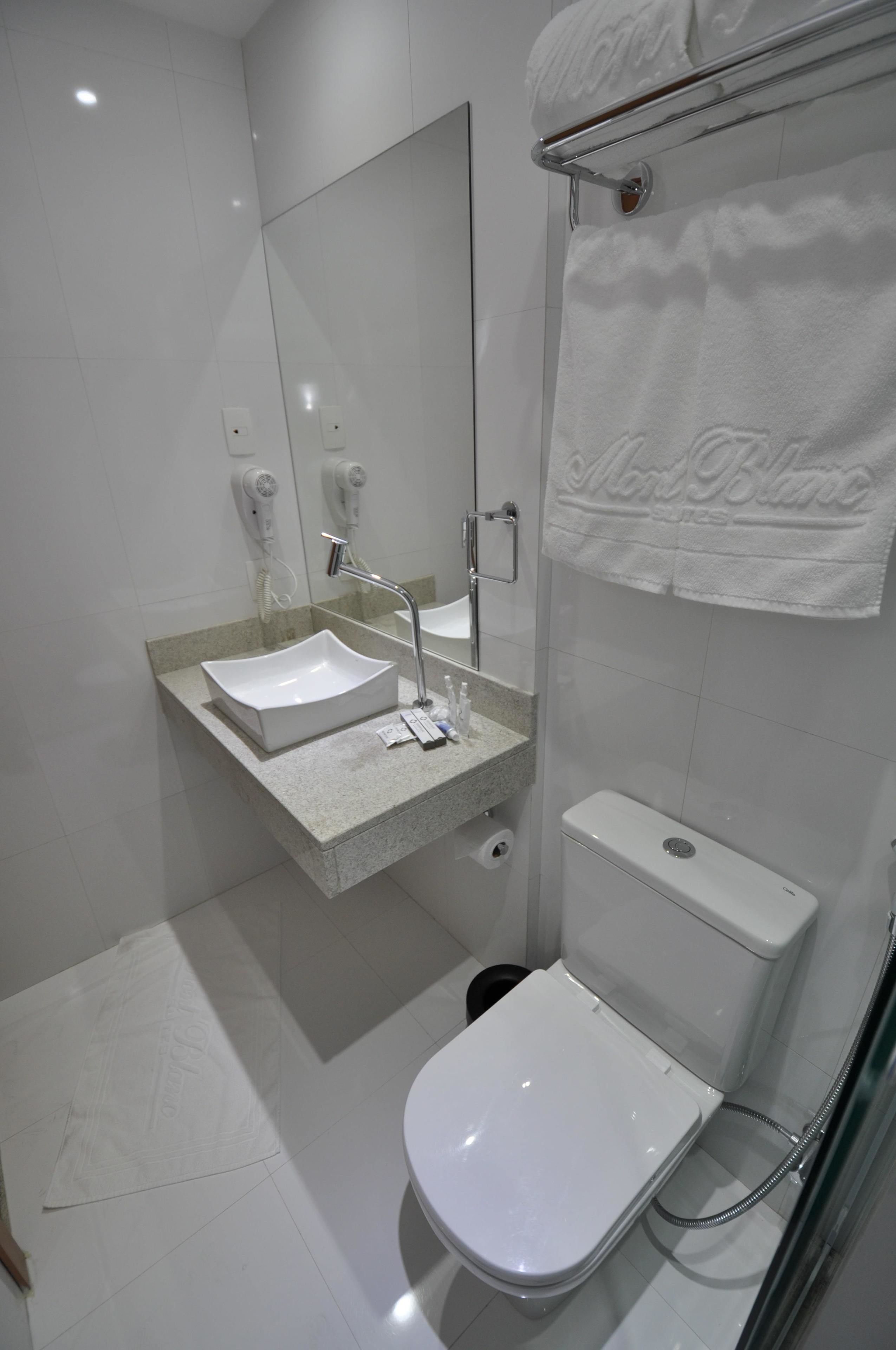 standard double room, non smoking | bathroom | shower, free toiletries, hair dryer, towels