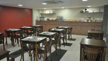 Tägliches inbegriffenes kontinentales Frühstück