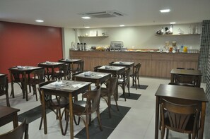 Tägliches inbegriffenes kontinentales Frühstück