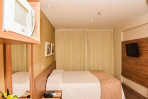 Minibar, bàn, màn/rèm cản sáng, bàn ủi/dụng cụ ủi quần áo