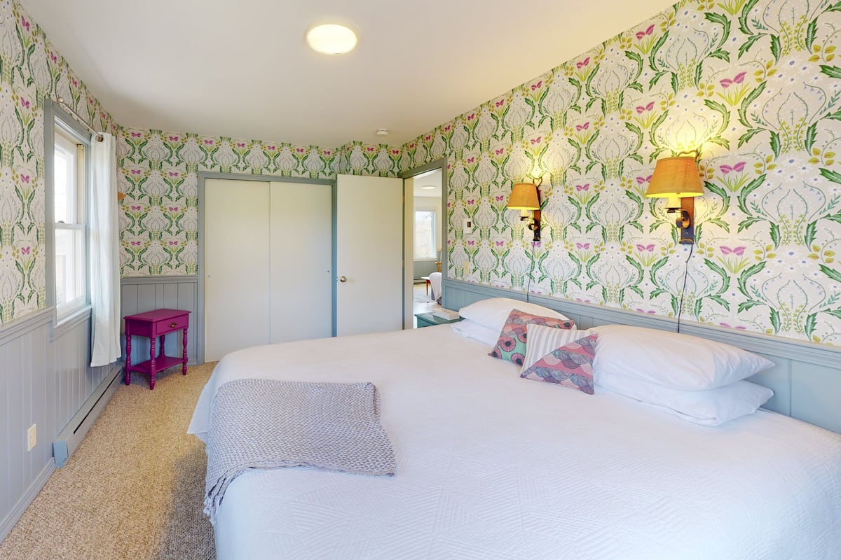 Mamet Cabin | 3 bedrooms, individually decorated, individually furnished, free WiFi