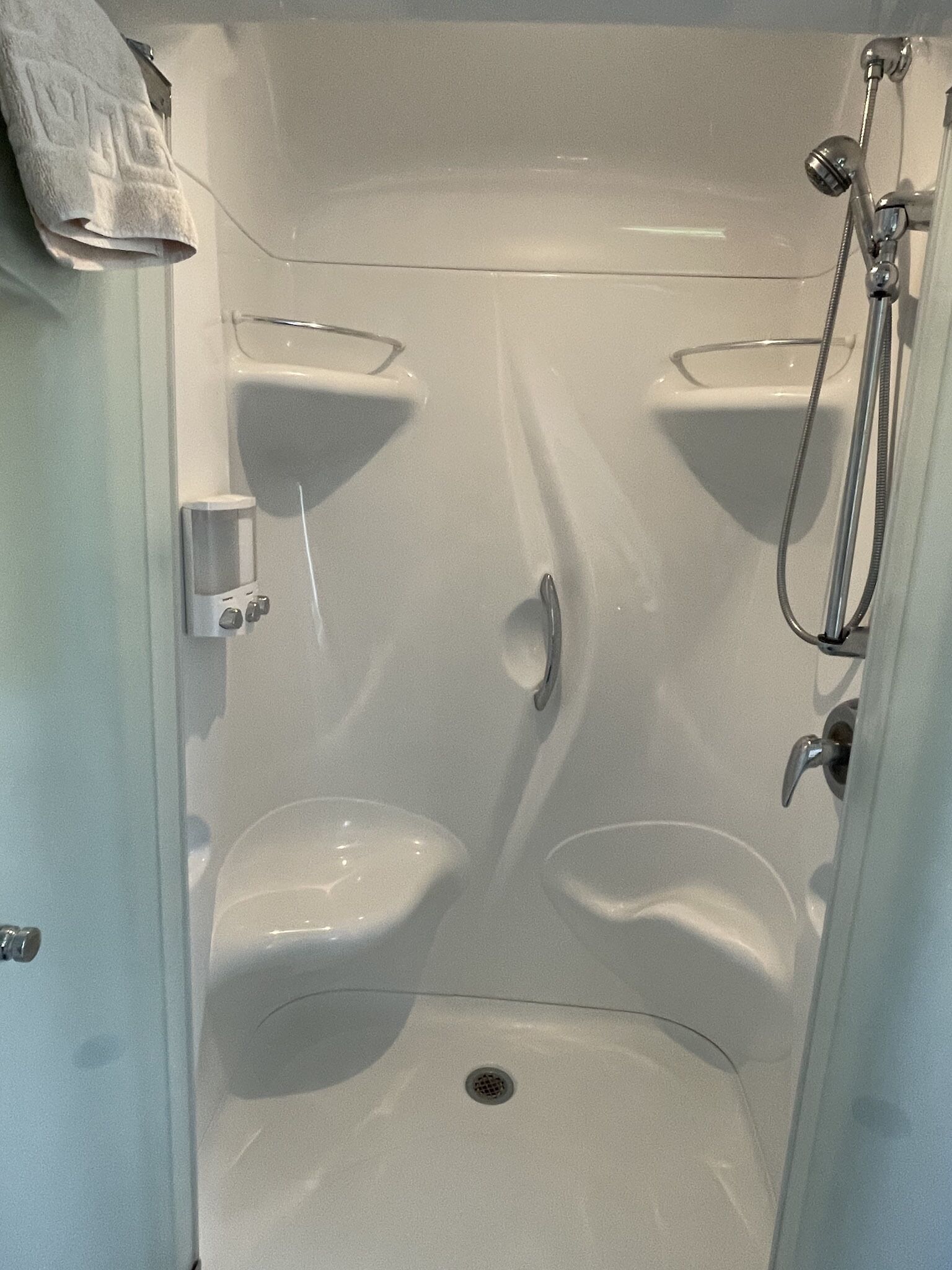 smith suite | bathroom | spring water bathtub, free toiletries, hair dryer, towels