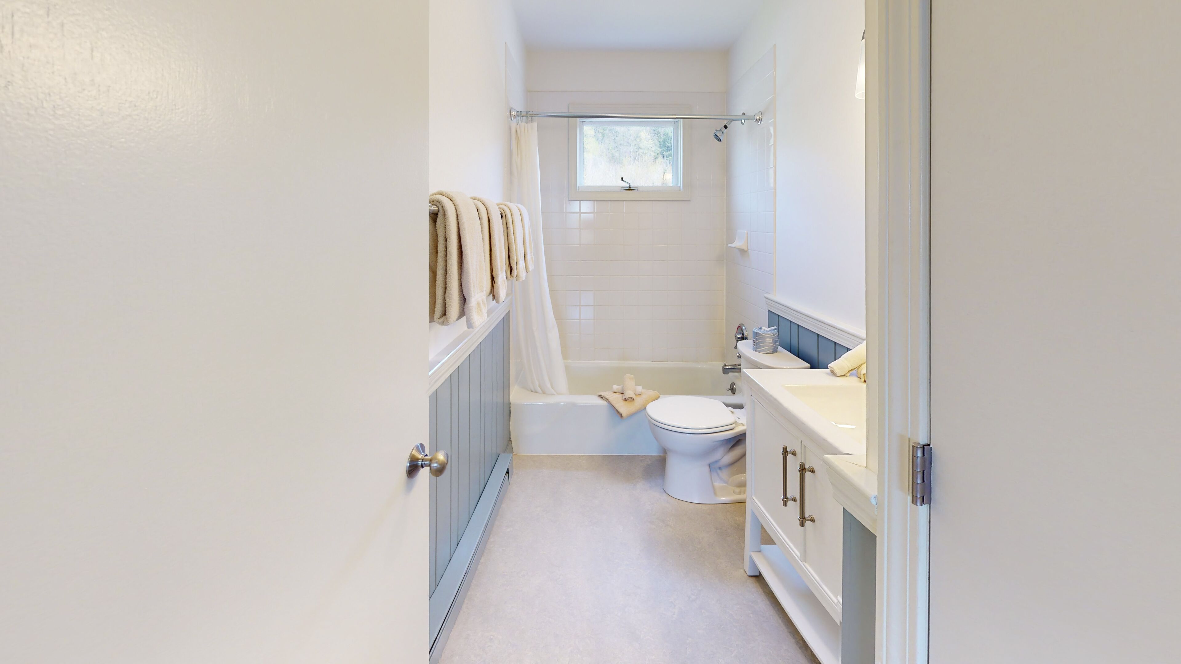 mamet cabin | bathroom | spring water bathtub, free toiletries, hair dryer, towels