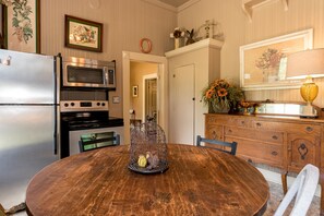 獨棟房屋 (Olivia's) | 私人廚房 | 電冰箱、微波爐、烤箱、爐台