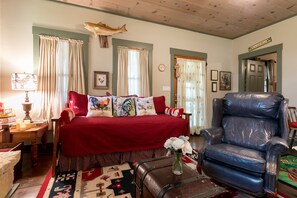 House (Rooster Springs) | Ruang tamu | TV, pendiangan 